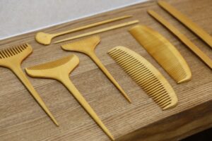 日本髪の結い上げに必要不可欠な道具, つげ櫛です