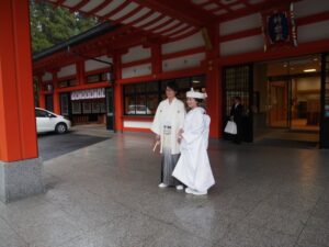 神前結婚式のため、挙式前に紋付羽織袴のお支度, 地毛結いの文金高島田の日本髪を結い, 白無垢のお着付けをいたしました