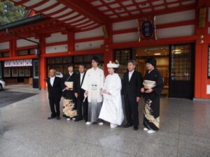 神前結婚式のため、挙式前に紋付羽織袴のお支度, 地毛結いの文金高島田の日本髪を結い, 白無垢のお着付けをいたしました