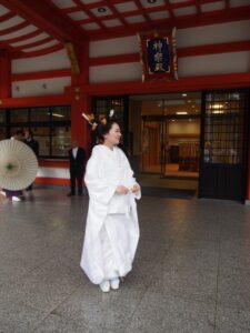 神前結婚式のため、挙式前に紋付羽織袴のお支度, 地毛結いの文金高島田の日本髪を結い, 白無垢のお着付けをいたしました