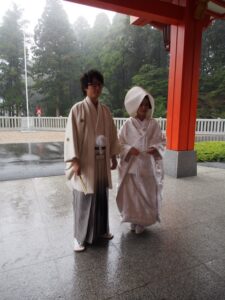 神前結婚式のため、挙式前に紋付羽織袴のお支度, 地毛結いの文金高島田の日本髪を結い, 白無垢のお着付けをいたしました