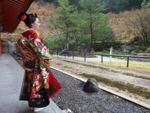 神前結婚式のため、挙式前に紋付羽織袴のお支度, 地毛結いの文金高島田の日本髪を結い, 白無垢のお着付けをいたしました