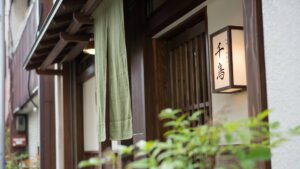 愛知県名古屋市の美容院, 美容室, ヘアサロン.結髪師による地毛結いの日本髪や, 上級着付師による着付けのお支度をしております