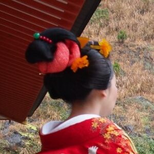 奴島田の日本髪の他, 神前結婚式で地毛結いの文金高島田の日本髪や打掛（白無垢,色打掛）の着付けのお支度をしております
