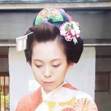 結綿の日本髪の他, 神前結婚式で地毛結いの文金高島田の日本髪や打掛（白無垢,色打掛）の着付けのお支度をしております