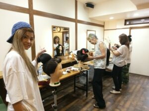 日本髪の結髪講習会で, 文金高島田の地毛結いの日本髪の結い方を学んでいる様子です