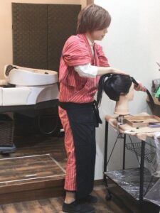 日本髪の結髪講習会で, 文金高島田の地毛結いの日本髪の結い方を受講生の方に見せている様子です