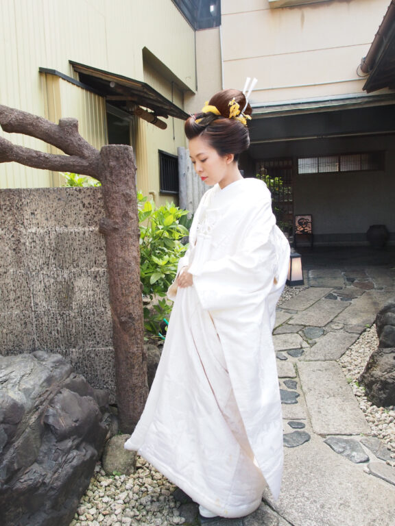 神前結婚式で地毛結いの文金高島田の日本髪や打掛（白無垢,色打掛）の着付けのお支度をしております