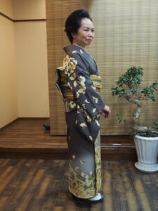 上品な銀杏の柄の訪問着に合うように, まとめ髪のヘアセットをいたしました