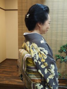 上品な銀杏の柄の訪問着に合うように, まとめ髪のヘアセットをいたしました