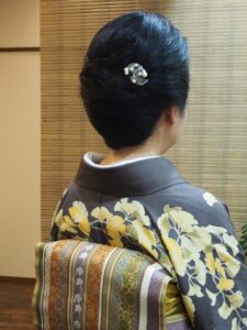 上品な銀杏の柄の訪問着に合うように, まとめ髪のヘアセットをいたしました