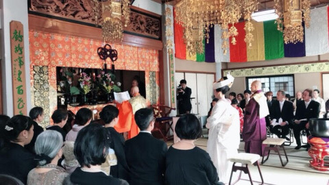 仏前結婚式であるお寺での和婚による挙式では, 文金高島田の地毛結いの日本髪でお支度をしました