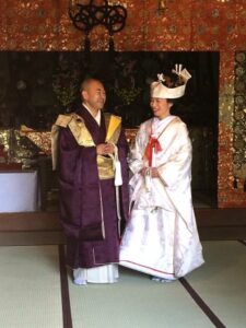仏前結婚式であるお寺での和婚による挙式では, 文金高島田の地毛結いの日本髪でお支度をしました