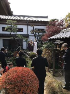 仏前結婚式であるお寺での和婚による挙式では, 文金高島田の地毛結いの日本髪でお支度をしました