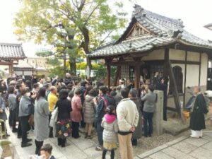仏前結婚式であるお寺での和婚による挙式では, 文金高島田の地毛結いの日本髪でお支度をしました