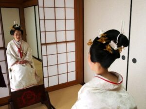 仏前結婚式であるお寺での和婚による挙式では, 文金高島田の地毛結いの日本髪でお支度をしました