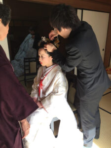 仏前結婚式であるお寺での和婚による挙式では, 文金高島田の地毛結いの日本髪でお支度をしました
