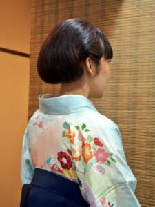 卒業式のためにヘアセットとメイク, 振袖に袴の着付けのお支度をいたしました