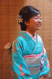 成人式を迎えたお嬢様, 華やかな振袖のお着物に合わせて, まとめ髪のヘアセットと着付けのお支度です