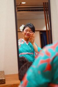 成人式を迎えたお嬢様, 華やかな振袖のお着物に合わせて, まとめ髪のヘアセットと着付けのお支度です