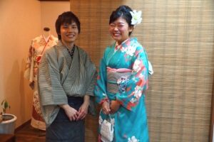 成人式を迎えたお嬢様, 華やかな振袖のお着物に合わせて, まとめ髪のヘアセットと着付けのお支度です