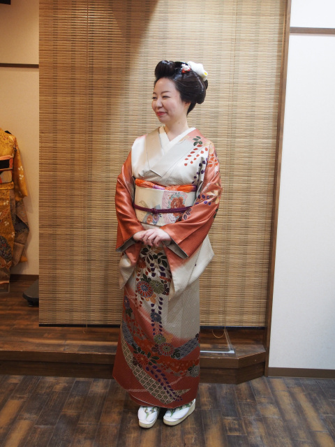 割り鹿の子の他, 神前結婚式で地毛結いの文金高島田の日本髪や打掛（白無垢,色打掛）の着付けのお支度をしております