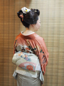 割り鹿の子の他, 神前結婚式で地毛結いの文金高島田の日本髪や打掛（白無垢,色打掛）の着付けのお支度をしております