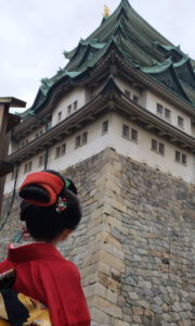熨斗目模様のお振袖の着付けと, 結綿の日本髪をお支度しました. 名古屋城を背景とした写真です