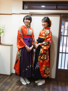 卒業式のためにヘアセットとメイク, 振袖に袴の着付けのお支度をいたしました