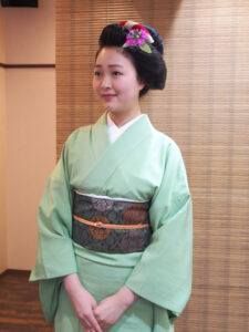 京舞妓の髪型, おふくの他, 神前結婚式で地毛結いの文金高島田の日本髪や打掛（白無垢,色打掛）の着付けのお支度をしております
