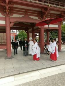 神前結婚式のため、挙式前に紋付羽織袴のお支度, 地毛結いの文金高島田の日本髪を結い, 白無垢のお着付けをいたしました