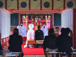 神前結婚式のため、挙式前に紋付羽織袴のお支度, 地毛結いの文金高島田の日本髪を結い, 白無垢のお着付けをいたしました