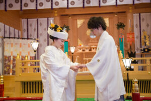 神前結婚式で地毛結いの文金高島田の日本髪や打掛（白無垢,色打掛）の着付けのお支度をしております