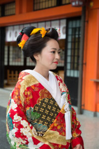 神前結婚式で地毛結いの文金高島田の日本髪や打掛（白無垢,色打掛）の着付けのお支度をしております