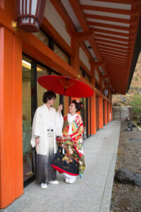 神前結婚式で地毛結いの文金高島田の日本髪や打掛（白無垢,色打掛）の着付けのお支度をしております