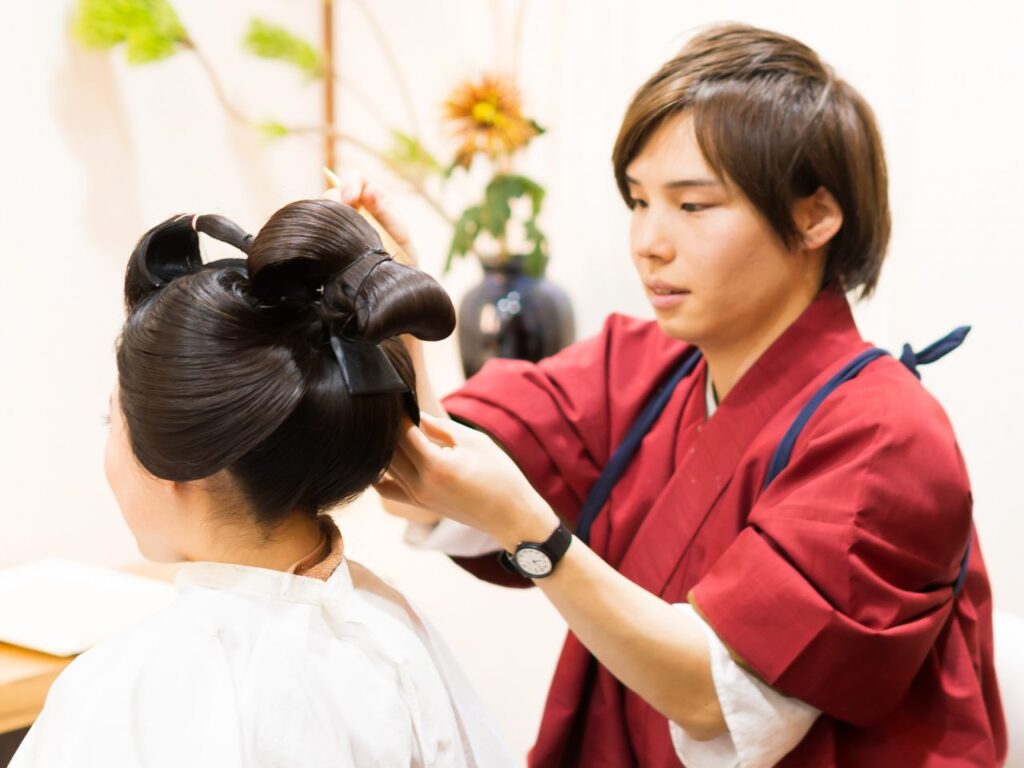 愛知県名古屋市の美容院, 美容室, ヘアサロン.結髪師による地毛結いの日本髪や, 上級着付師による着付けのお支度をしております