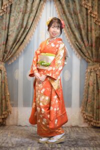 成人式を迎えるお嬢様のヘアセット、メイク、振袖着付けの前撮り写真