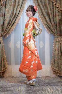 成人式を迎えるお嬢様のヘアセット、メイク、振袖着付けの前撮り写真