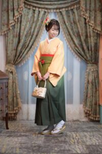 卒業式を迎えるお嬢様のヘアセット、メイク、袴着付けの前撮り写真