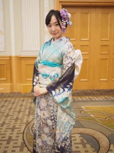 辻が花の寒色系の振袖と、刺繍帯をお召しになって成人式に参加されるお嬢様