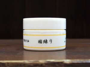 固練り／鬢付け油は、天然保湿成分が豊富な植物オイル100％で、形状は、固形状のオイルです。ハゼやウルシから採れる木蝋(モクロウ)をベースに、椿油などの植物油で作られていて、つやのあるまとめ髪やスタイリングを楽しむことができます。