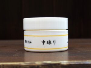 中練り／鬢付け油は、天然保湿成分が豊富な植物オイル100％で、形状は、固形状のオイルです。ハゼやウルシから採れる木蝋(モクロウ)をベースに、椿油などの植物油で作られていて、つやのあるまとめ髪やスタイリングを楽しむことができます。