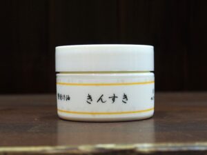 きんすき／鬢付け油は、天然保湿成分が豊富な植物オイル100％で、形状は、固形状のオイルです。ハゼやウルシから採れる木蝋(モクロウ)をベースに、椿油などの植物油で作られていて、つやのあるまとめ髪やスタイリングを楽しむことができます。