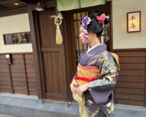 千鳥の前での撮影のご様子です。髷に掛けた華やかな色の手絡が結綿の大きな特徴ですね。