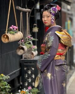 黒塗りの木造家屋の前で撮影されたお写真は、お振袖姿をより一層、華やかに写します。