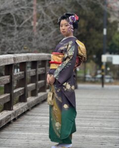 全身のお写真を拝見しても、全体にすごくバランスが良く、ハレの日の装いです。お袖やお裾に緑のグラデーションが可愛らしい中に、大人っぽさを感じさせる色合いです。